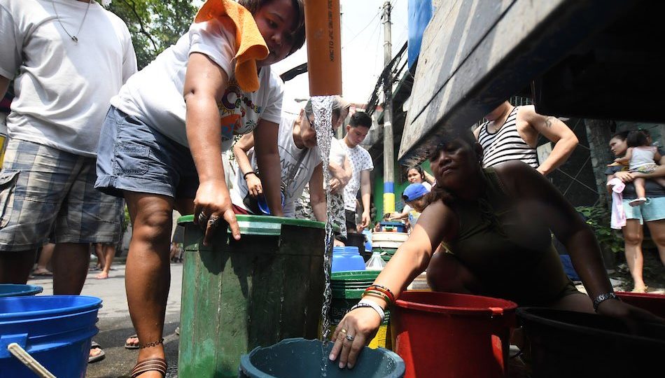 Mandaluyong residents lineup to collect water, March 2019 <I></noscript>Photo: ABS-CBN News</I>