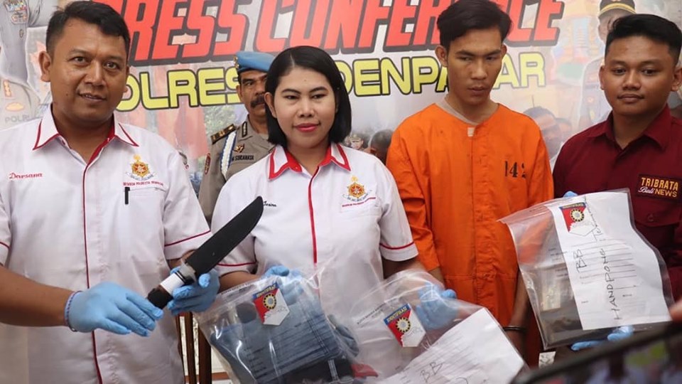 23-year-old Balinese man, identified as I Ketut Gede Ariasta, pictured here wearing orange prison jumpsuit, during a press conference following his arrest in October last year. Photo: Polresta Denpasar / Facebook