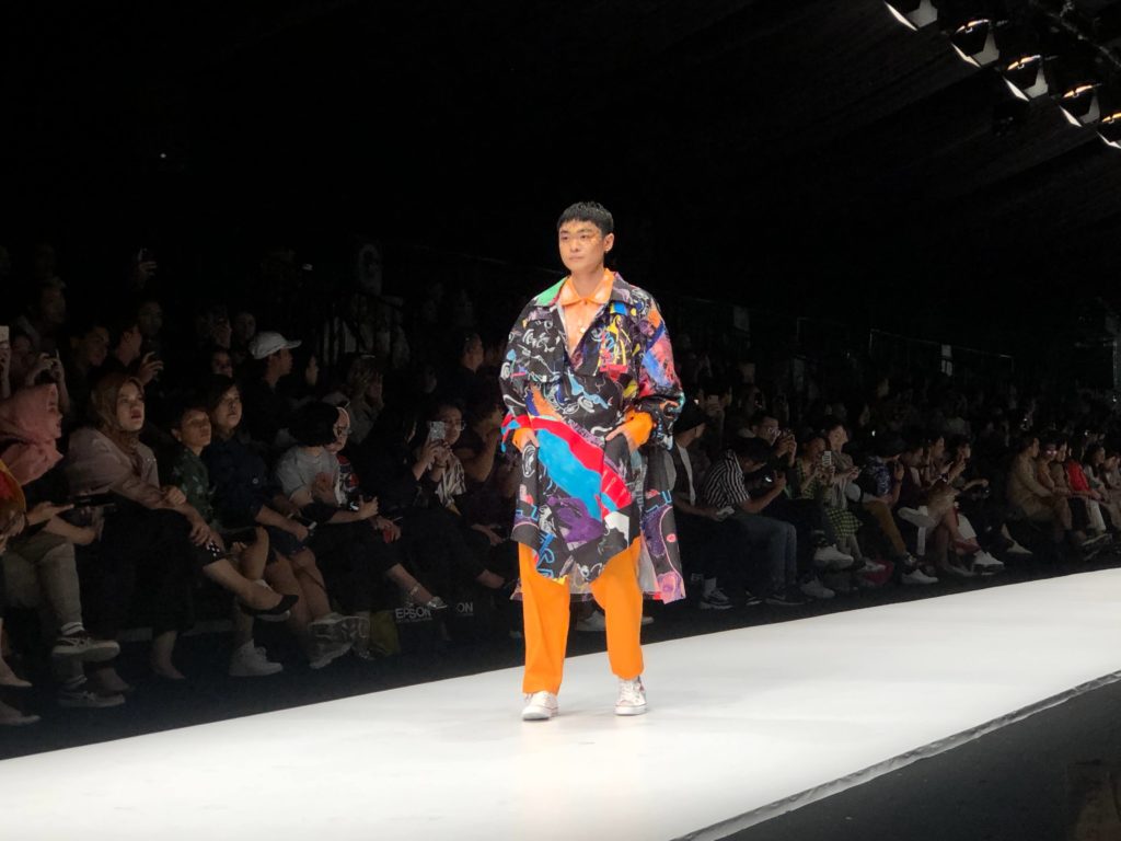 Splashes of color dominating the ‘Elevate’ collection by contemporary menswear designer Amot Syamsuri Muda through his namesake label, AMOTSYAMSURIMUDA. Several of the pieces in the collection notably featured the colors of rainbow flag. Photo by Nadia Vetta Hamid for Coconuts Media