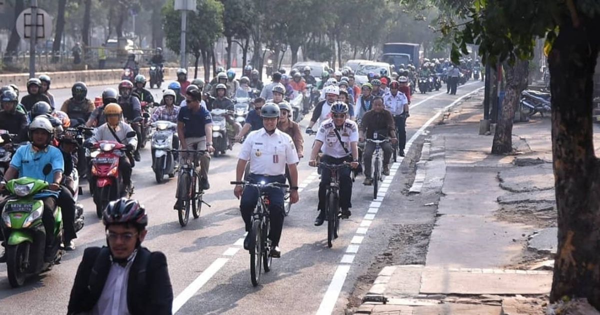 Jakarta Governor Anies Baswedan riding a bicycle during the inauguration ceremony of the first phase of the new bicycle lanes on September 20, 2019. Photo: Instagram/@aniesbaswedan