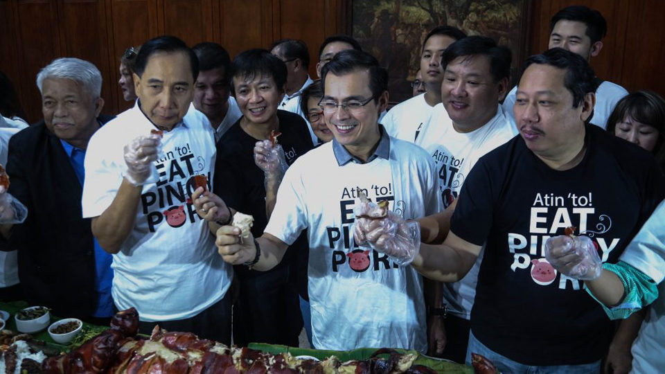<I></noscript> Manila Mayor Isko Moreno and Agriculture Secretary William Dar take ‘the pork challenge’ Photo: Department of Agriculture website</I>
