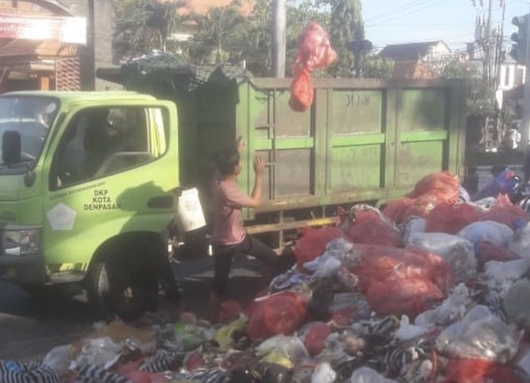 A garbage truck in Bali. Photo: DLHK Denpasar / Instagram