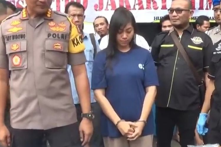 Djeni Herilewie, a woman accused of stealing 62 cars in two months, revealed to the media during a police press conference. Photo: East Jakarta Police