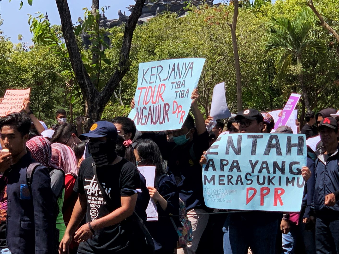 Hundreds of students from Udayana University took part in the #BaliTidakDiam rally on Sep. 24, 2019. Photo: Coconuts Bali 