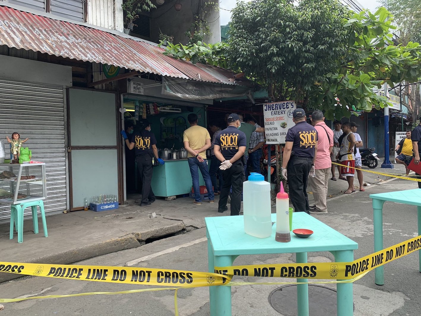 Investigators visit the scene of the crime. <i></noscript>Photo: Johnson Manabat/ABS-CBN News</i>