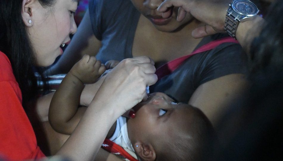 A health worker immunize a child in Quezon City today. <i></noscript>Photo: Mark Demayo/ABS-CBN News</i>