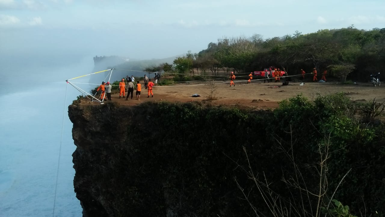 The Belarusian man was reported to have fallen off a cliff in Pecatu, South Kuta, on Sunday evening. Photo: Basarnas Bali