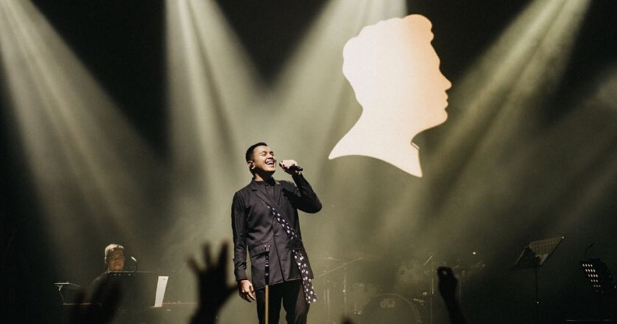 Indonesian singer-songwriter Tulus will conclude his ‘Sewindu’ tour in Jakarta this Friday. Photo: Instagram/@claudianrh & @tursewindutulus