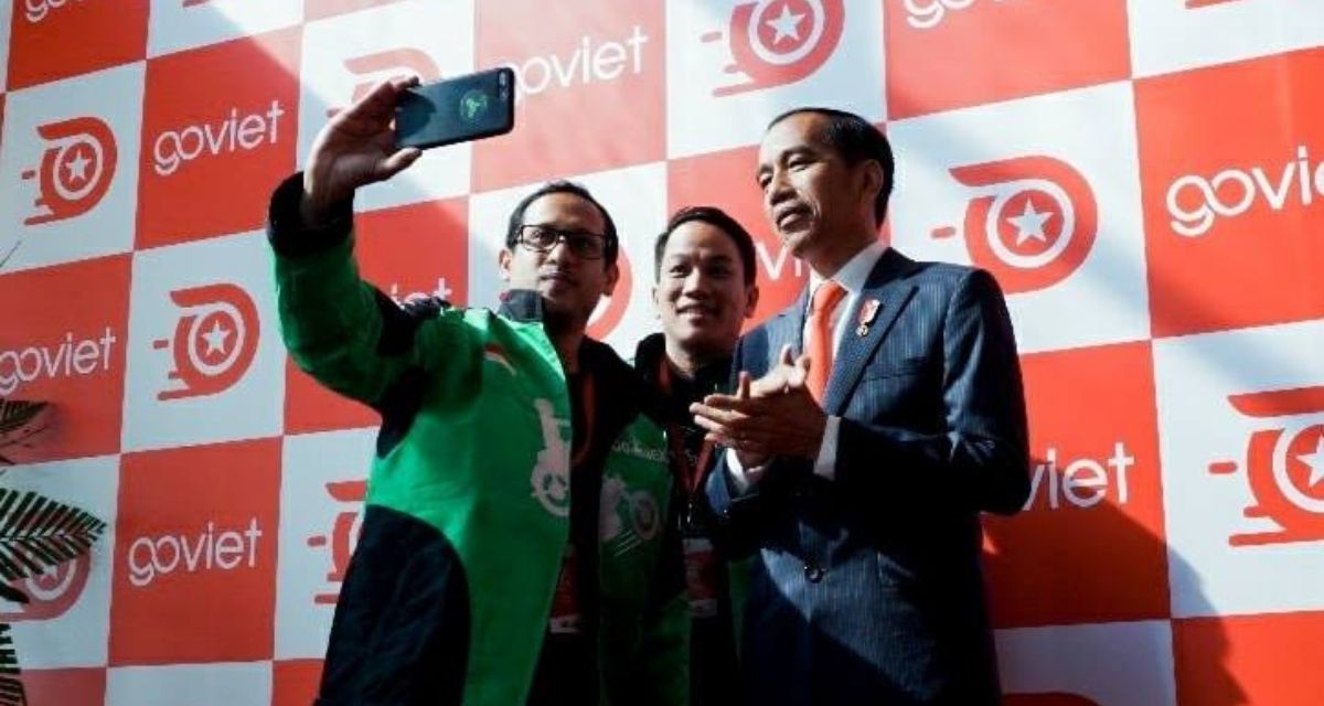 Gojek Founder Nadiem Makarim (left) pose for a group selfie with President Joko Widodo (right). Photo: Gojek Indonesia / Facebook