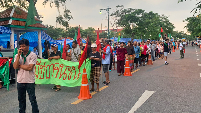 Hundreds of indigent Thais gather for a 16th day today in front of the Government House to demand rights to their land. Photo: Tanawatofficial / Twitter
