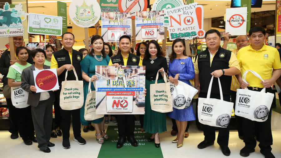 Warawut Silpa-archa, center in black and yellow, poses at a Wednesday launch event held at the Siam Paragon mall in Bangkok. Photo: Public Relations Office 
