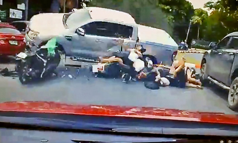 Image from dashcam footage of a Thursday accident in Bangkok’s Bang Khen district. Image: @Ammnakarach / Twitter