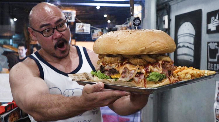 Bodybuilder-food YouTuber Anuthep “Yong” Chawengchutichot and the big ass burger.  Photo: 10,000 Cal Muscle / FB
