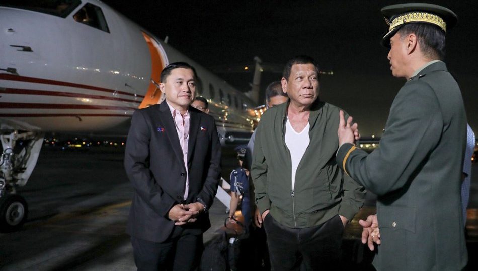 President Rodrigo Duterte arrives in Pasay City’s Villamor Airbase from South Korea, Nov. 26 <I></noscript>Photo: Courtesy of Sen. Bong Go/ ABS-CBN News</I>