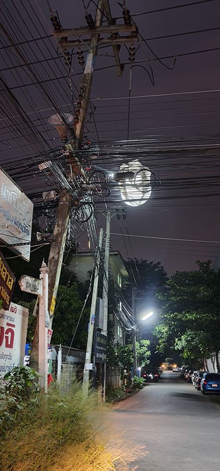 That’s No Moon: A lantern stuck in some cables. Photo: CM108.com