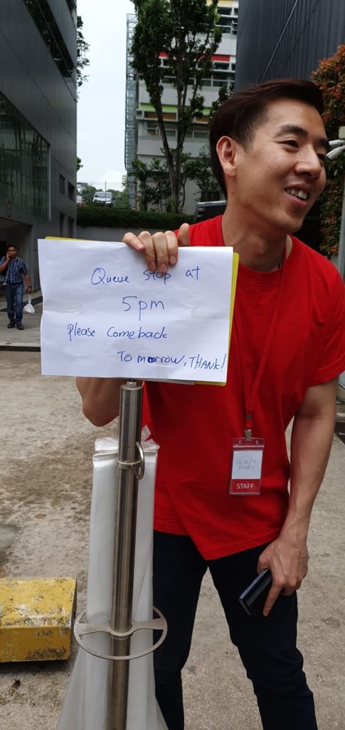 Notice saying queue closed at 5pm. Photo: Sharon Kwek/Facebook