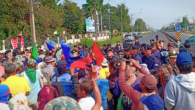 Police barring hundreds of members of the Assembly of the Poor from seeing the Prime Minister Thursday in Sisaket. Photo: Assembly of the Poor / Facebook