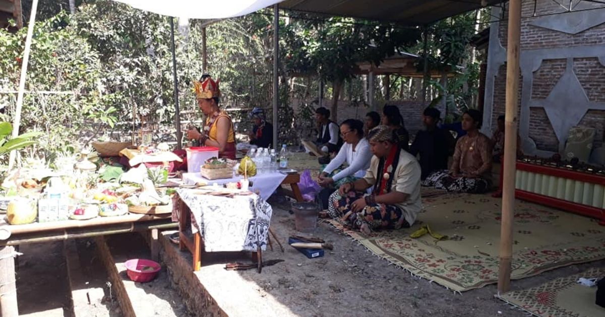 A Buddhist and Hindu prayer ceremony in Mangir Lor village, Bantul regency of Yogyakarta was cancelled mid-event yesterday as it was allegedly shut down by the village residents. Photo: Facebook/AB Setiadji