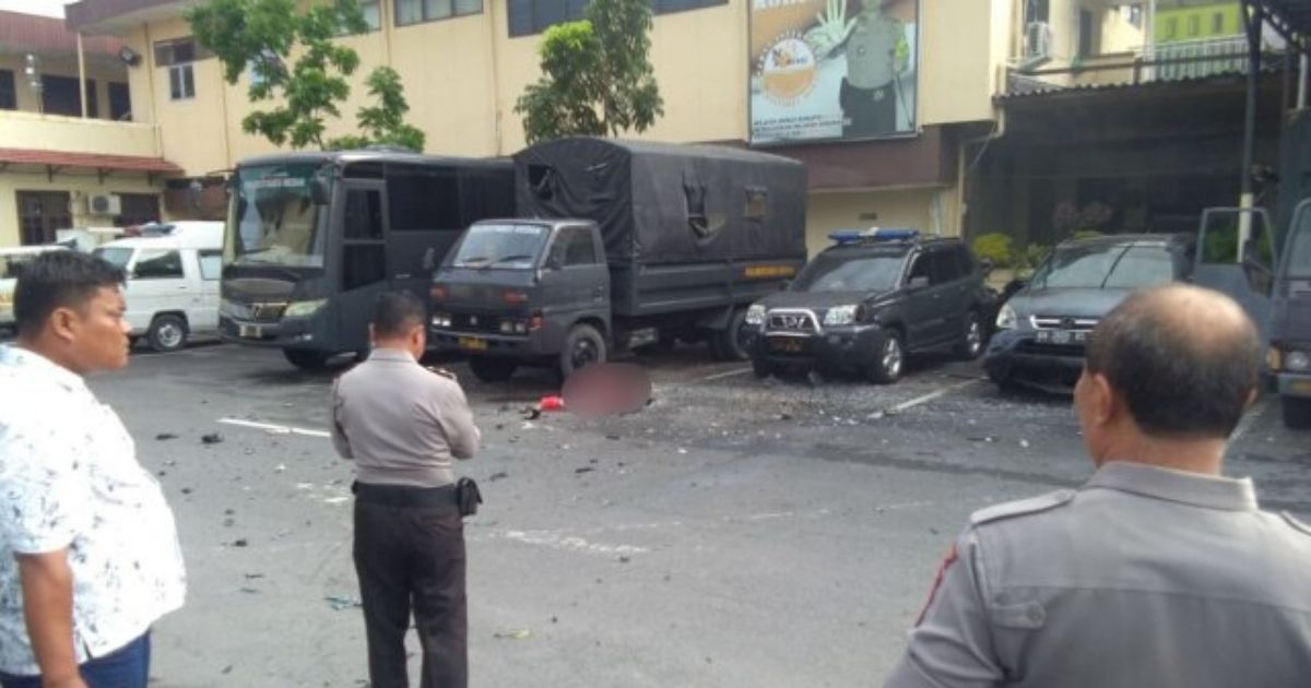 A suspected suicide bombing outside a police station in the North Sumatra capital of Medan has left at least one attacker dead. Photo: Istimewa