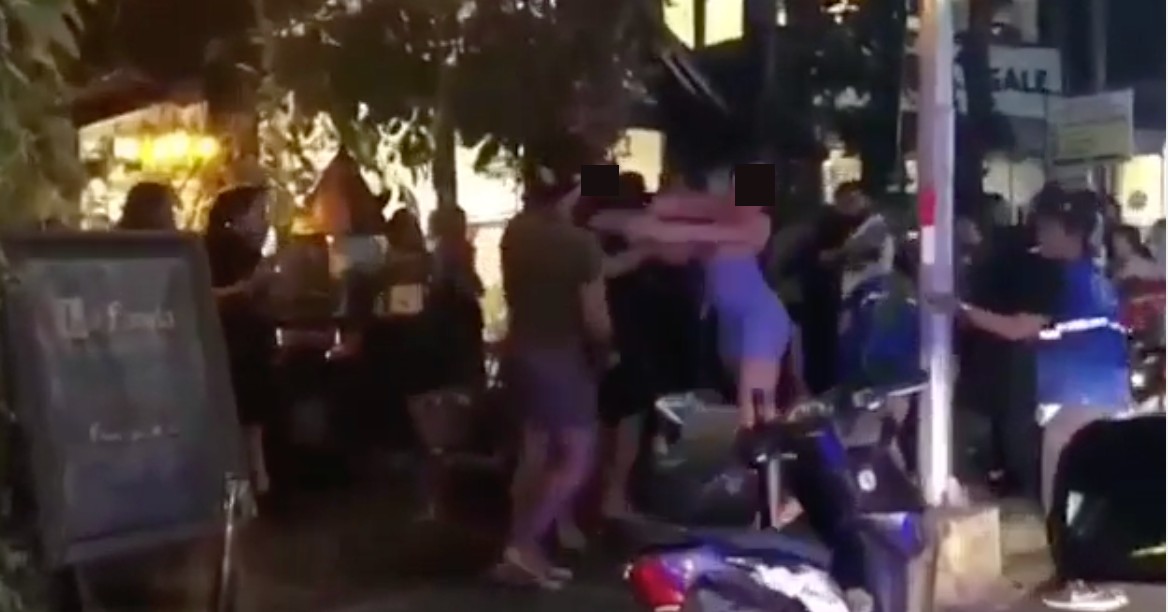 One of the videos showed one man in a black shirt pushing a woman dressed in light purple from the sidewalk that she fell onto the street, before getting back up and throwing him some punches. Screengrab: Punapi Bali / Instagram