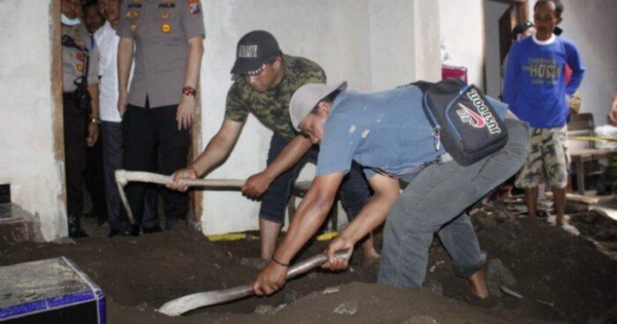 Police dug up Surono’s body on Sunday. Photo: Jember Police