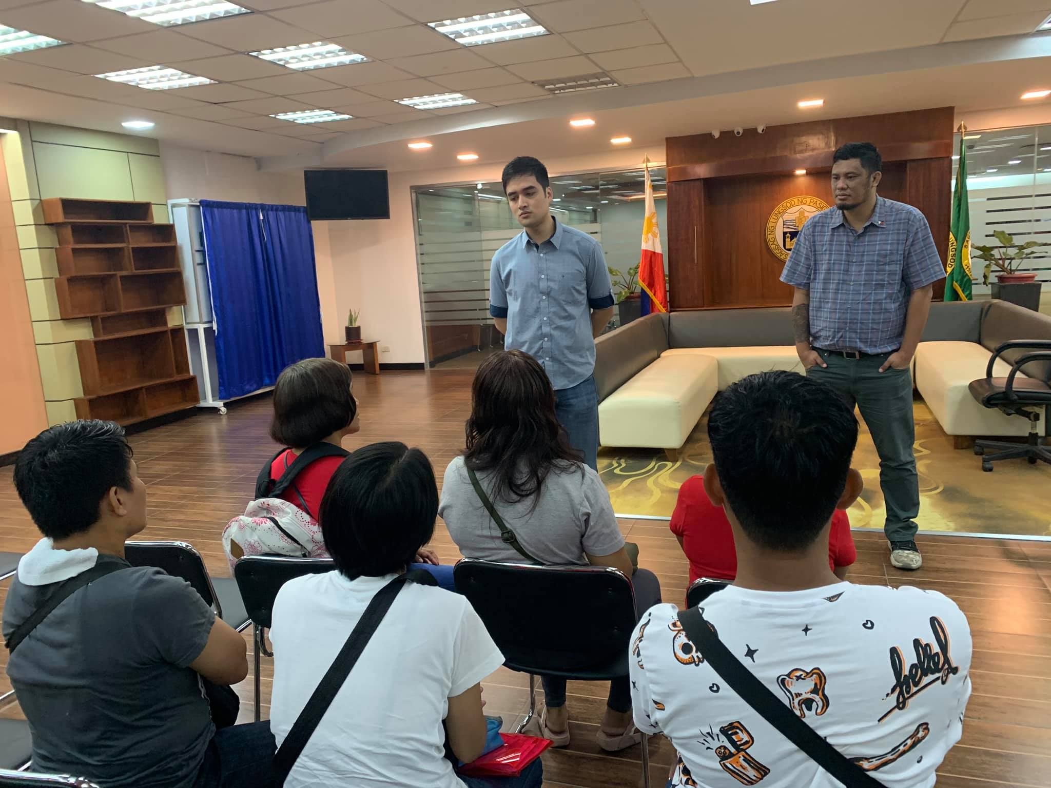 Mayor Vico Sotto meets with the family members of the arrested Regent workers inside the Pasig City Hall. <i></noscript>Photo: Defend Job Philippines</i>