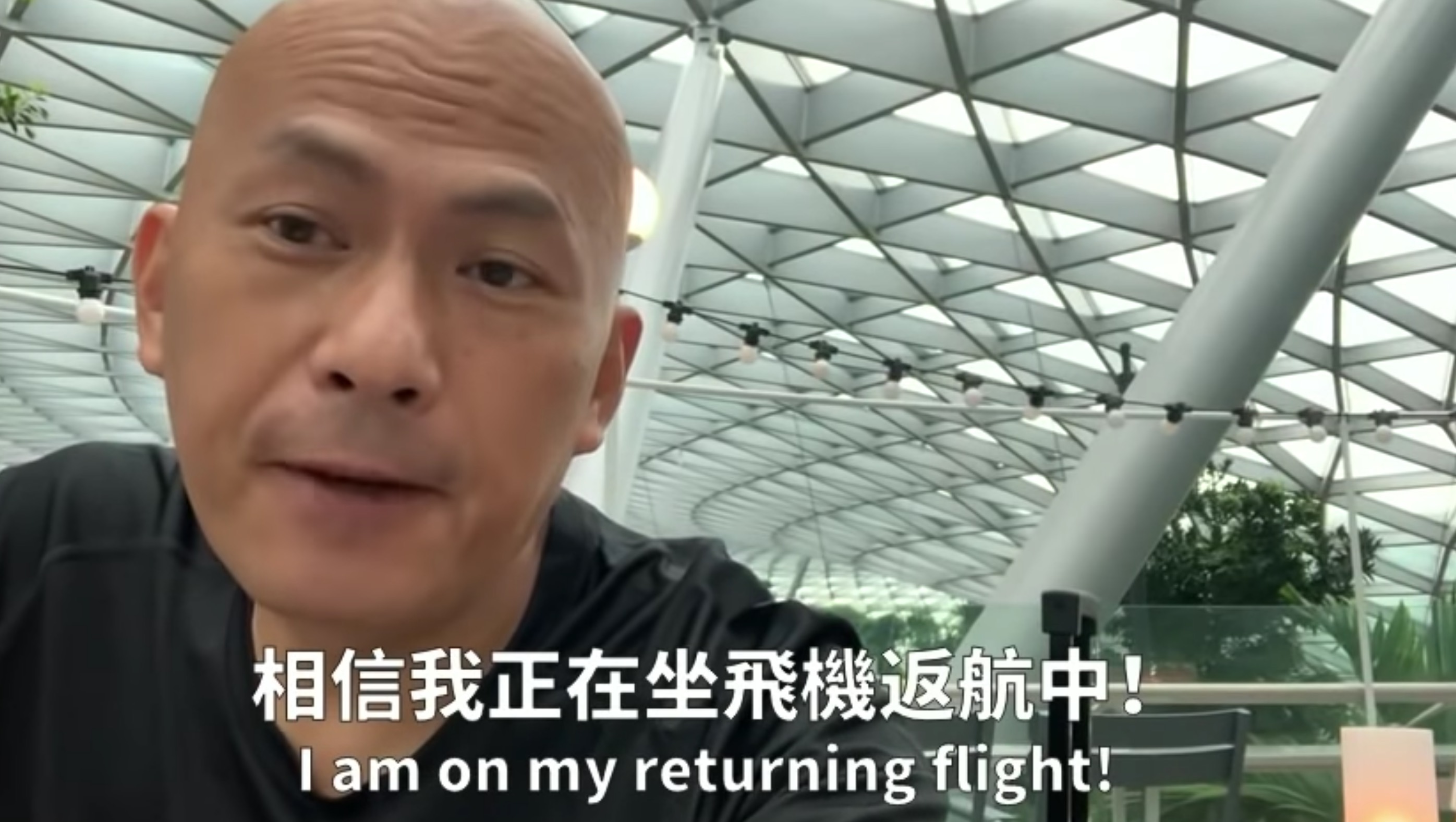 Hong Kong YouTuber Alex Yeung speaks about his deportation from Singapore in a video filmed at Jewel Changi Airport. Screengrab via YouTube.