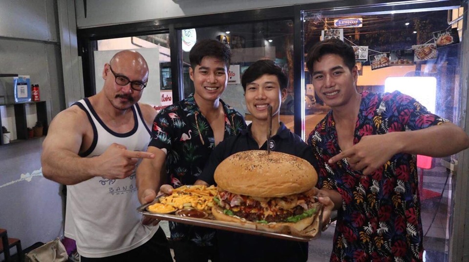 Bodybuilder-food YouTuber Anuthep “Yong” Chawengchutichot and the three diners who set the record. Photo: 10,000 Cal Muscle / FB