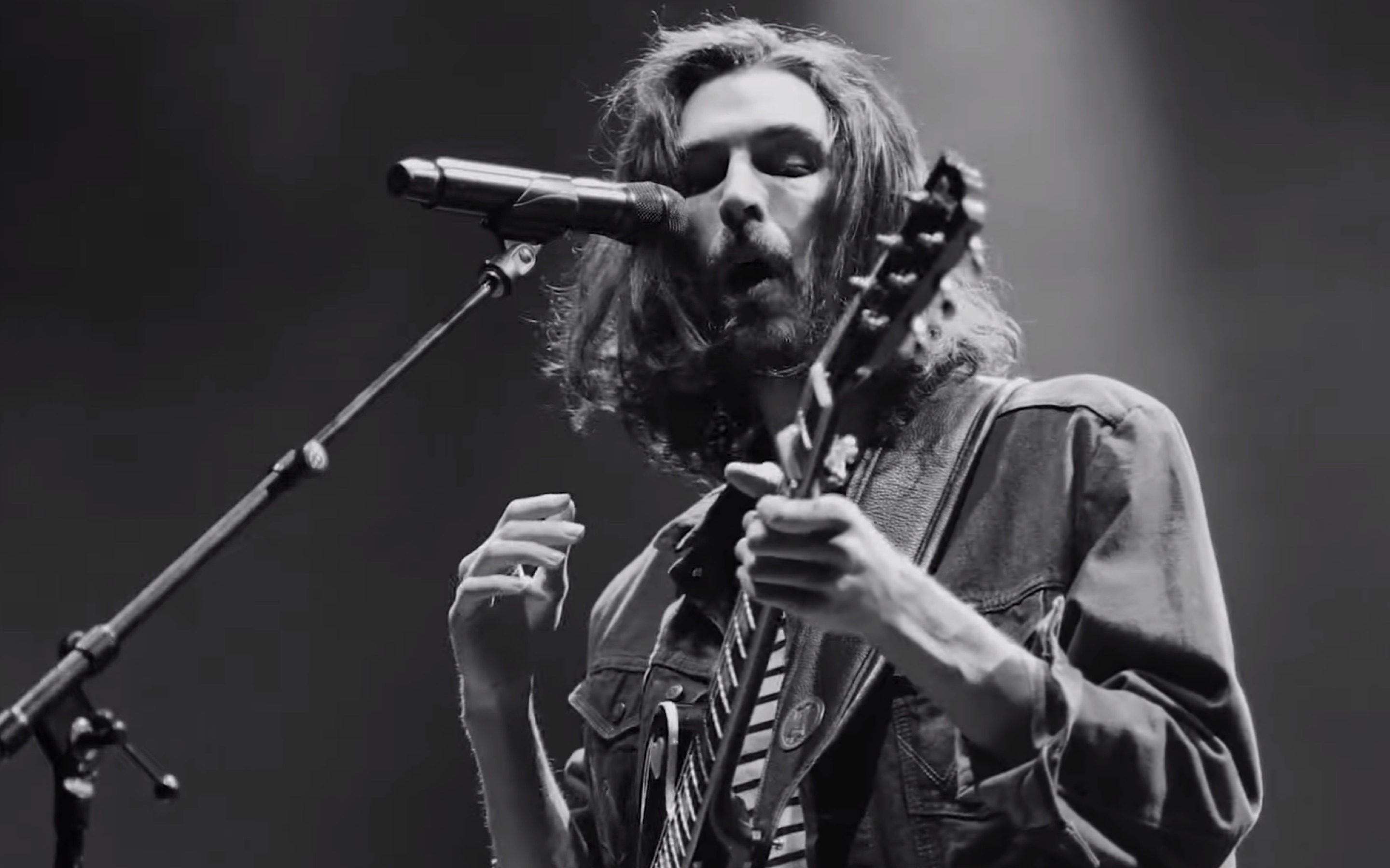 Singer-songwriter Hozier performing his latest song <i></noscript>Jackboot Jump</i> which features a verse about the Hong Kong protests. Screengrab via YouTube.