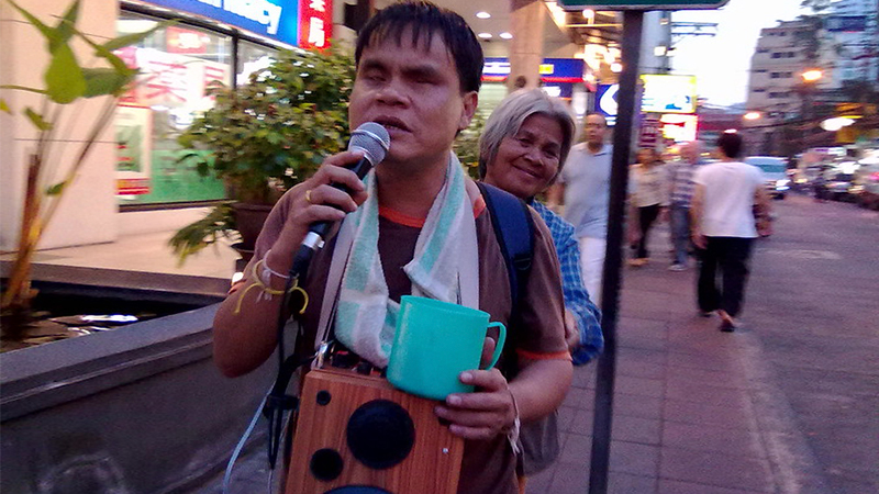 A street busker singing for money on the side of a Bangkok street. Photo: nist6dh / Flickr
