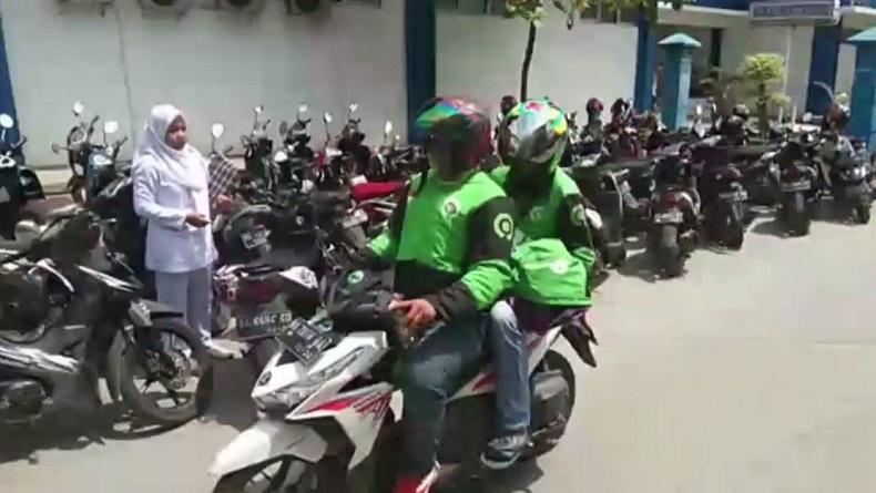 Motorcycle taxi drivers in Padang, West Sumatra taking the body of a 6-month-old baby from a hospital after he was allegedly held at the morgue over unpaid bills. Photo: Video screengrab