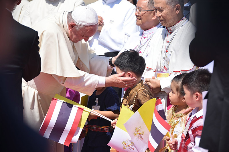 Children on Wednesday greet Pope Francis at Don Mueang International Airport. Photo: Foreign Affairs Ministry
