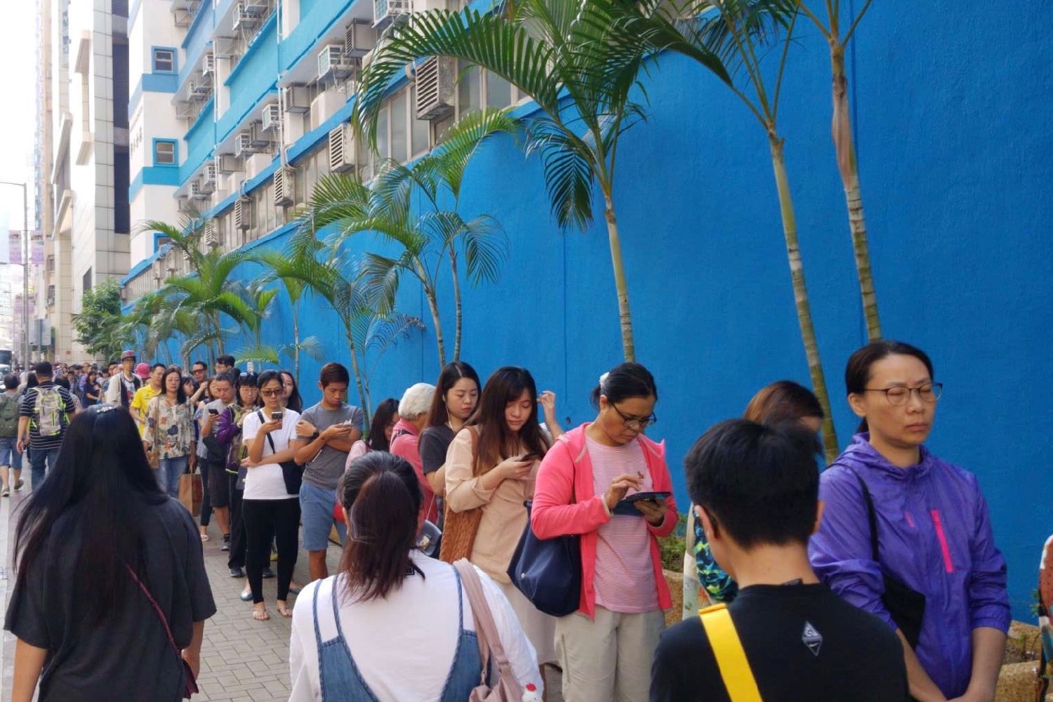 A like of voters waiting to cast ballots in today’s local elections snakes down the street in Tai Kok Tsui. Photo by Vicky Wong.
