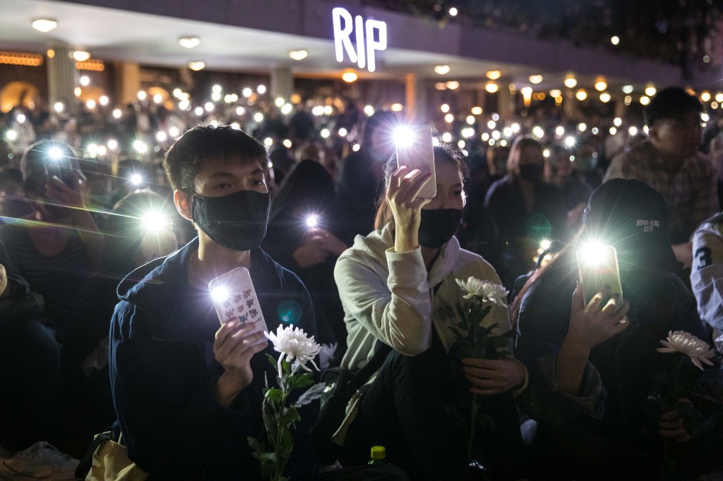 People attend a vigil in Hong Kong on November 10, 2019, in memory of university student Alex Chow, 22, who succumbed to head injuries sustained during a fall as police skirmished with demonstrators last weekend. Photo via AFP.