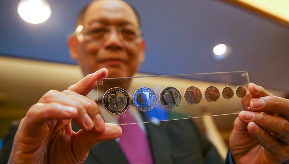 Central Bank Governor Benjamin Diokno holds a set of PHP20 and PHP5 coins <I></noscript>Photo: ABS-CBN News</I>