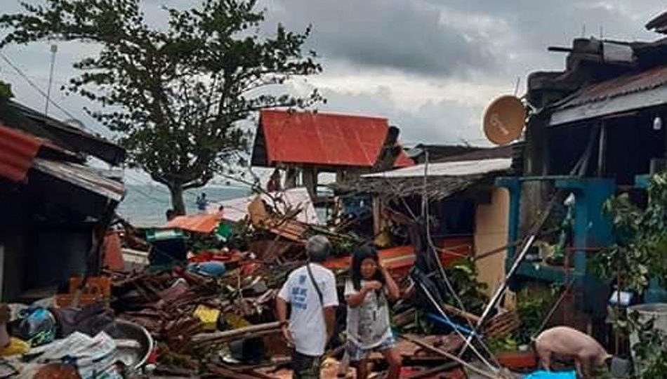 Debris of damaged houses in the Eastern Visayas island of Biliran on Christmas morning<I></noscript>Photo: Randy Borja / ABS-CBN News</I>