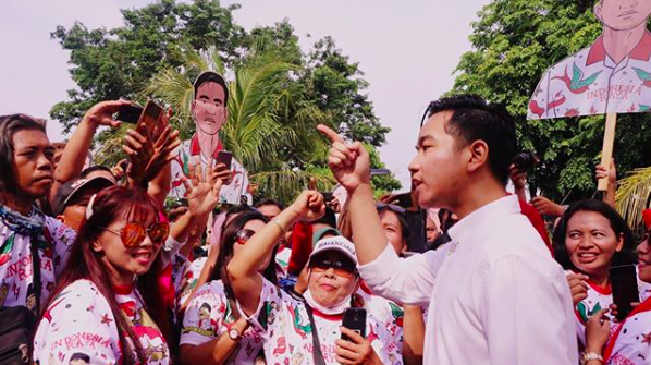 President Jokowi’s son Gibran Rakabuming Raka speaking to his supporters as he nominates himself to run for the mayor of Solo on Dec. 12, 2019. Photo: Instagram/@gibran_rakabuming