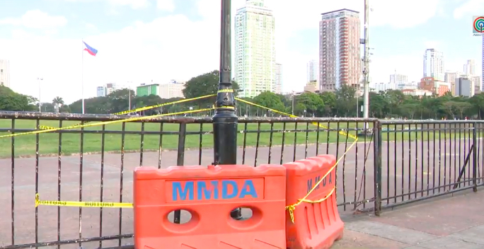 Lamp post and barrier in Quirino Grandstand where victim Rene Boy de la Cruz was electrocuted <I></noscript>Photo: Screencap from TV Patrol / ABS-CBN News</I>