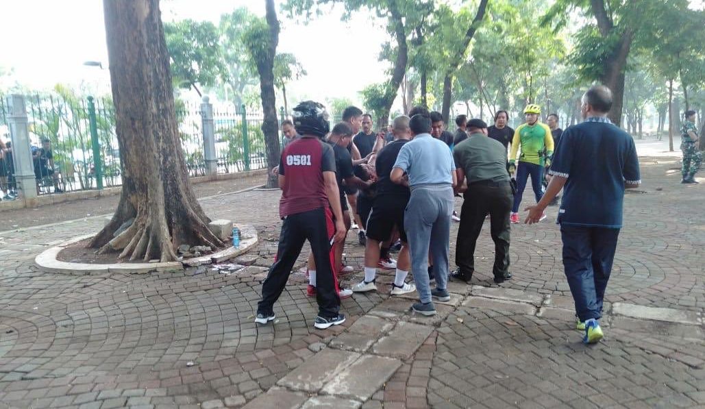 A crowd of people surrounding victims of a blast in Jakarta’s Monas (National Monument) on the morning of Dec. 3. Police say a smoke grenade exploded and injured two military personnel. Photo: Twitter