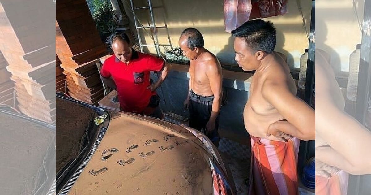 A resident of Banjar Pengabetan neighborhood in Mengwi sub-district of Badung regency suspected that a tuyul was responsible for stealing the money at her home, due to the discovery of what looked like a child’s footprints on the dusty hood of her car. Photo: Istimewa