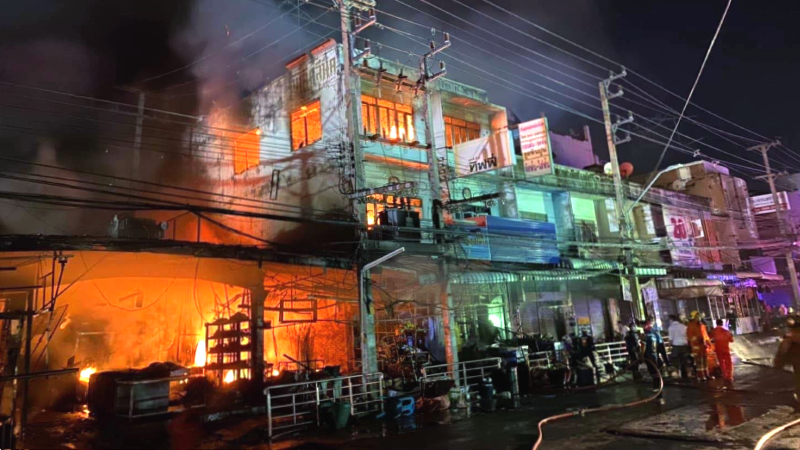 Fire burn in multiple structures including a market and multi-story buildings last night in Korat. Photo: Korat Forum Skyscrapercity / Facebook  