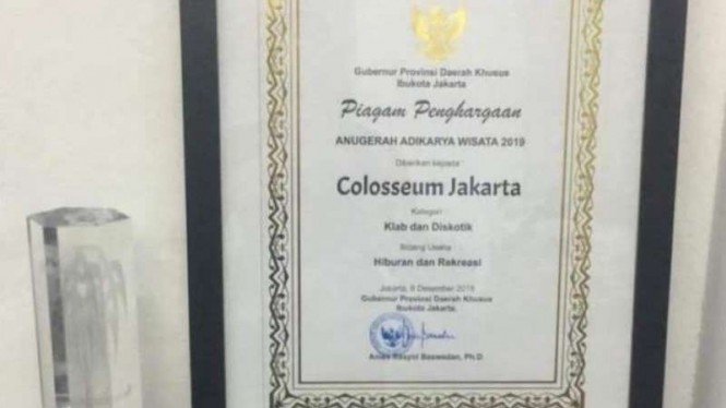 The Adikarya Wisata award given to Colosseum nightclub in Jakarta, featuring Governor Anies Baswedan’s signature. Photo: Istimewa