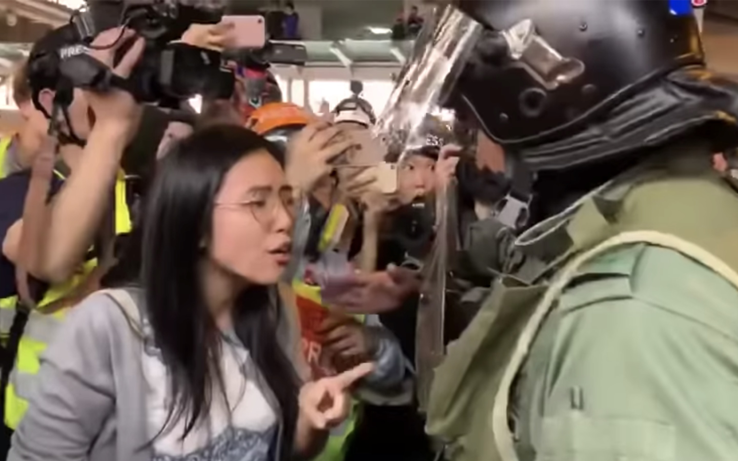 Kwong Po-yin was filmed wagging her finger at riot police in Whampoa on Sunday evening. Screengrab via YouTube.