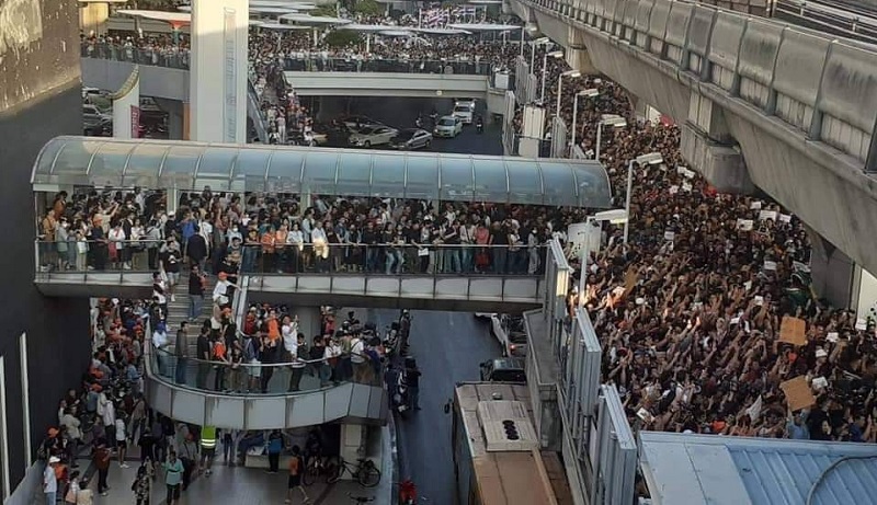 Thousands rallied Saturday afternoon above Pathumwan intersection in downtown Bangkok on the skywalk between BTS Siam and National Stadium. Photo: Jubkusiii / Twitter