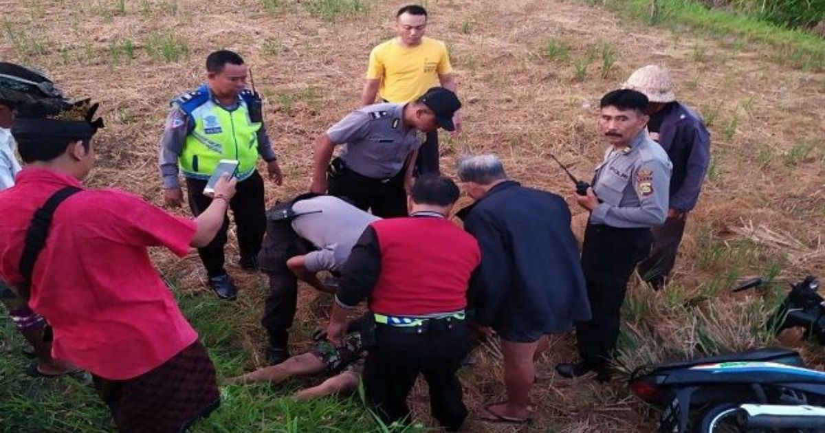 A man was found dead and pinned under a motorcycle on a rice field in Tojan village, Klungkung Regency yesterday. Police suspect that man, who sold stickers for a living, fell down onto the field and died due to exhaustion. Photo: Istimewa