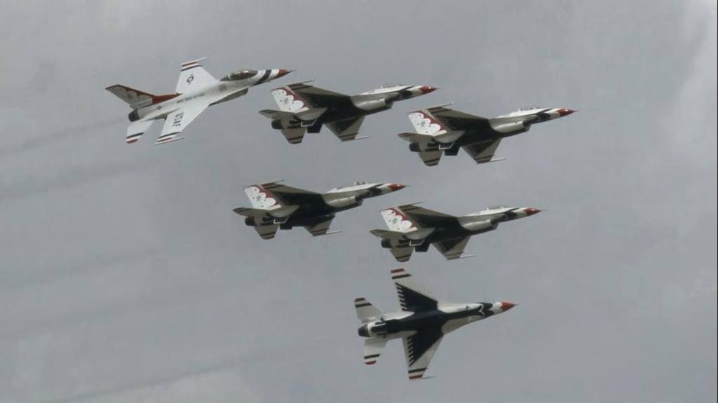 Visitors will be entertained by daredevil stunts from Asia’s most beautiful fighter jets. Photo: Official Singapore Airshow / Facebook
