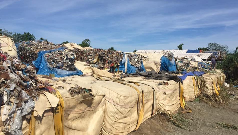 Tonnes of garbage from South Korea sitting in Misamis Oriental in June 2019 <i></noscript>Photo: Angelo Andrade / ABS-CBN News</i>