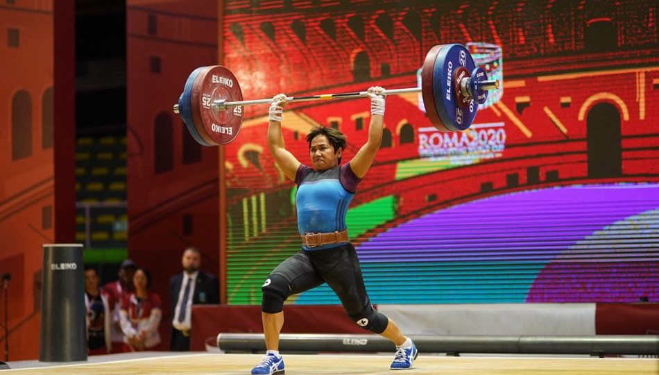 Filipino weightlifter Hidilyn Diaz competes during the 2020 Weightlifting World Cup in Rome.<i></noscript>Photo: ABS-CBN News</i>