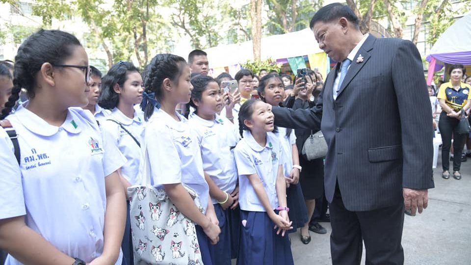 Bangkok governor Aswin Kwanmuang greets students at a school in Bangkok. Photo: Aswin Kwanmuang / FB
