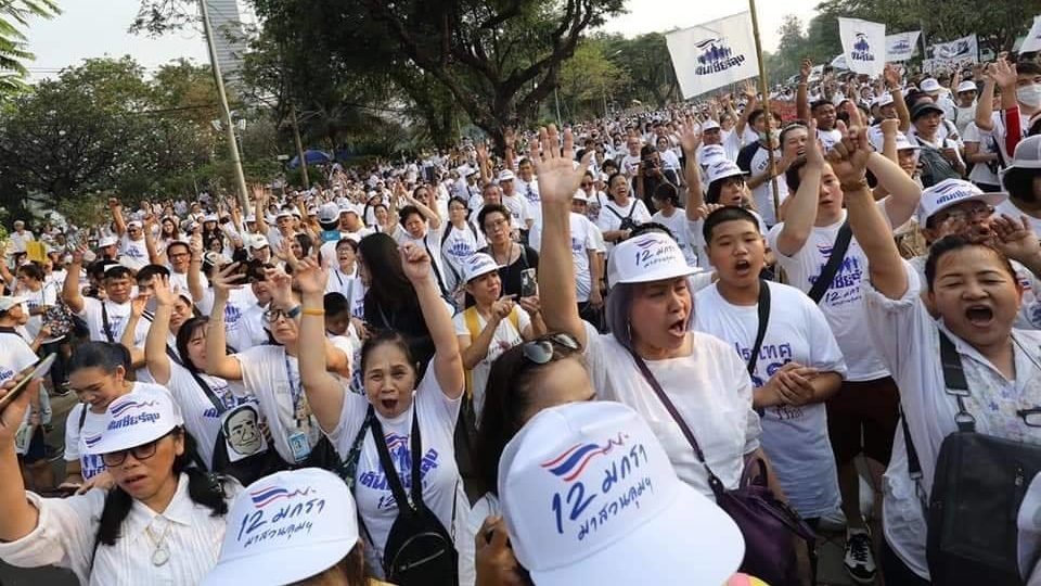 Crowd on Sunday at ‘Walk and Cheer for Prayuth’ event at Lumphini Park. Photo: Cheer Lung / FB
